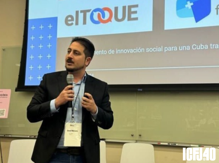 A photo of José J. Nieves presenting in front of a projector. 