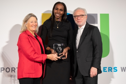 Nima Elbagir Accepts 2018 ICFJ Award